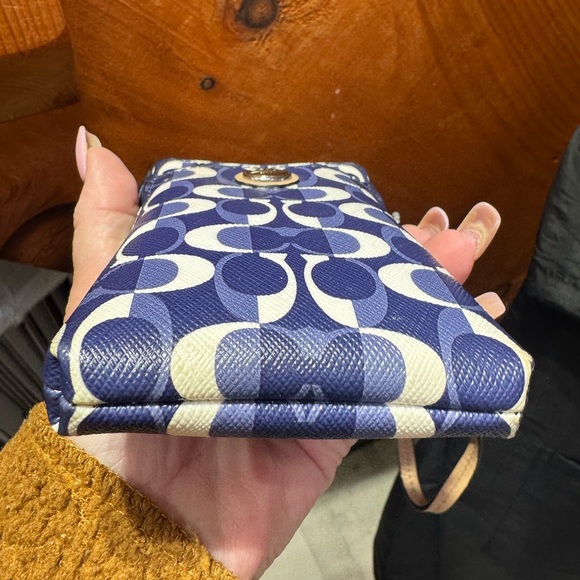 Coach vertical wristlet - Picture 5 of 7